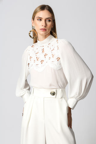 Blusa com Detalhes em Guippir e Punho com Pregas e Botões - OFF WHITE