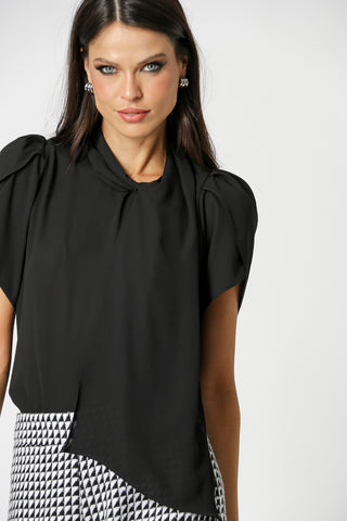 Blusa Com Faixa No Decote - PRETO