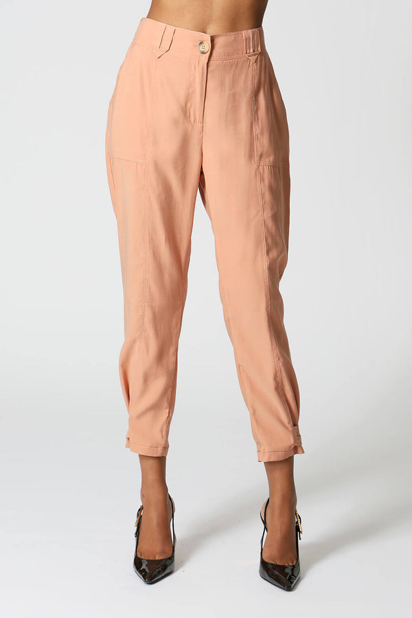 Calça Com Detalhe De Botão Na Barra