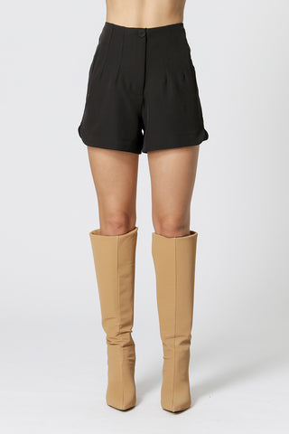 Shorts Com Pregas - PRETO