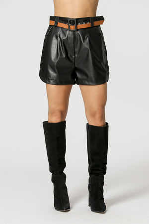 Shorts De Couro Com Cinto Contrastante