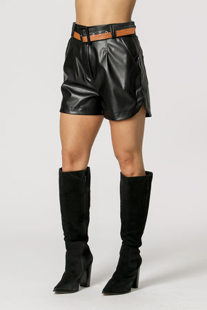 Shorts De Couro Com Cinto Contrastante