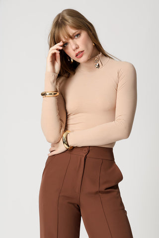Blusa Canelada Slim Com Gola Alta e Botões - AREIA
