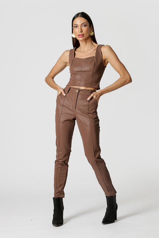 Blusa corta de piel sintética - CAFÉ