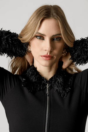 Blusa Com Zíper e Plumas