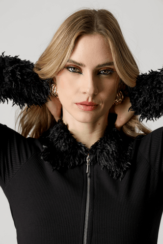 Blusa Com Zíper e Plumas - PRETO