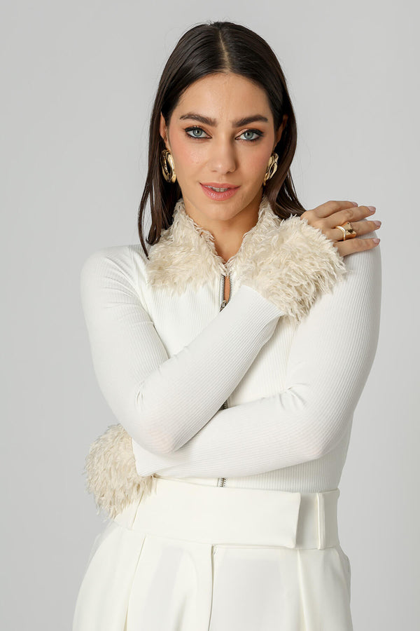 Blusa Com Zíper e Plumas