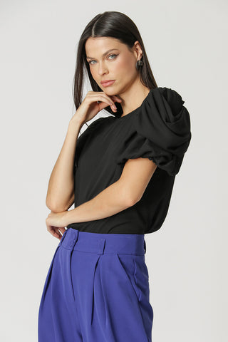 Blusa con mangas voluminosas - NEGRO
