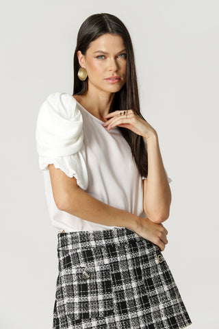 Blusa de cuello en V color blanco roto