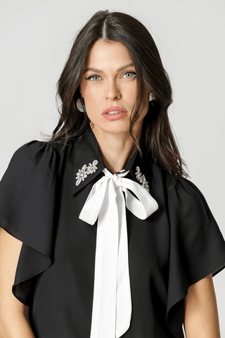 Blusa Com Gola De Brilho e Laço Removível - PRETO