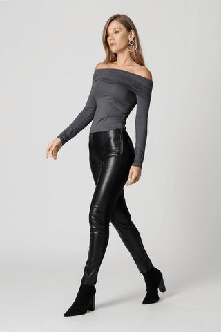 Pantalones ajustados de piel sintética - NEGRO