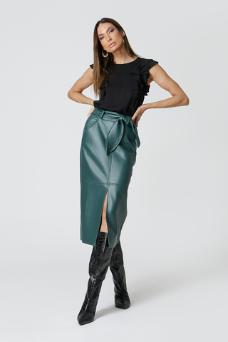 Blusa con volantes en los hombros - NEGRA