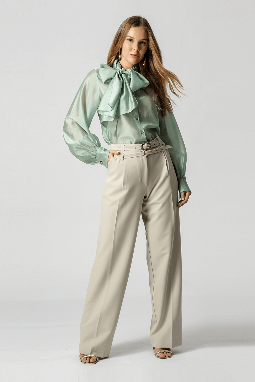 Calça Alfaiataria Com Pregas e Cintos - GELO ESC