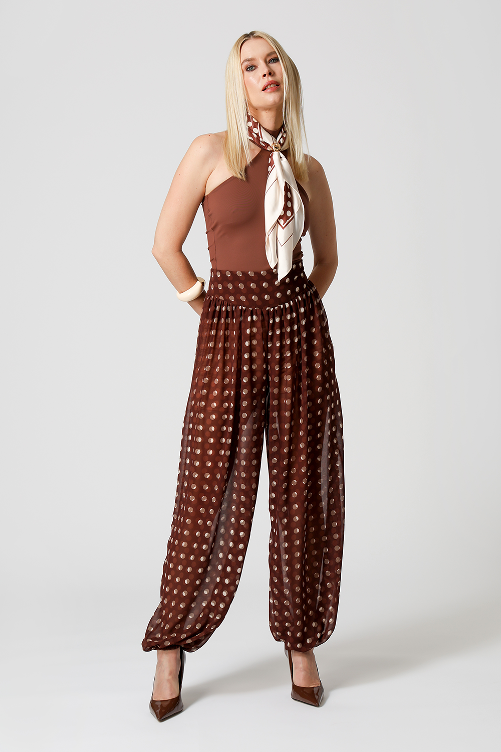 Blusa Ombro Único Com Gola - TABACO