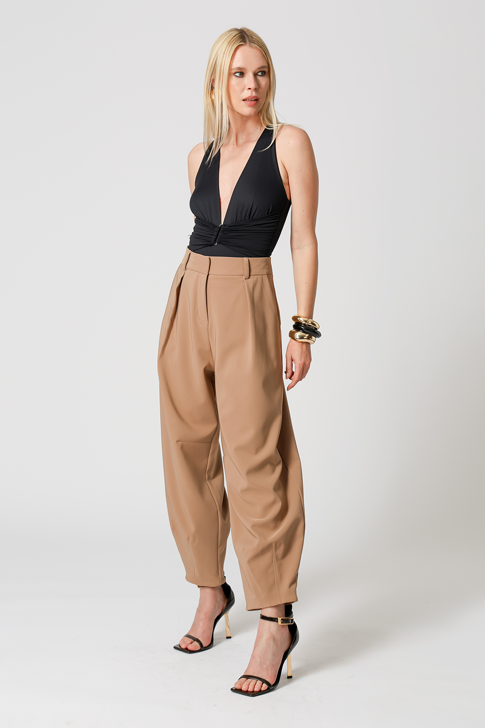 Body Decotado Com Fivela - PRETO