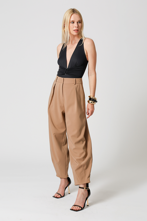 Body Decotado Com Fivela - PRETO