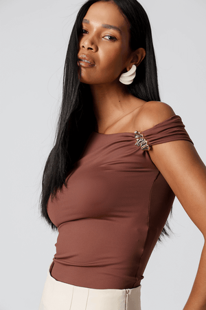 Blusa Decote Assimétrico Com Fivela - TABACO