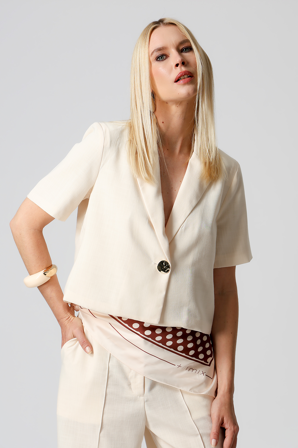 Blazer Cropped Manga Curta - CRU