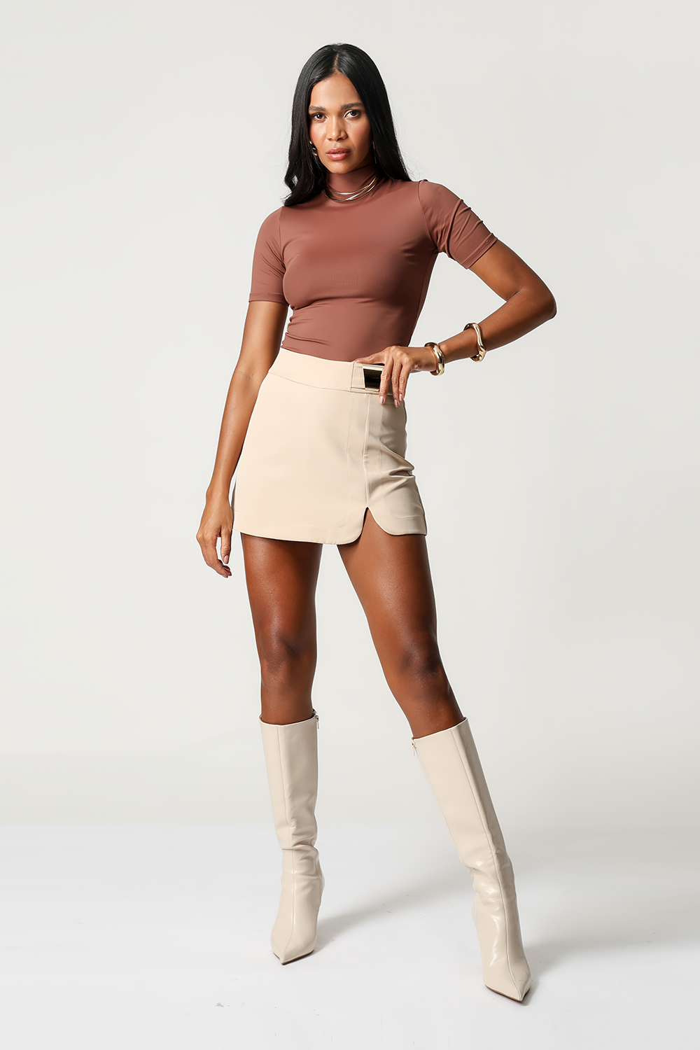 Blusa de cuello alto y manga corta - TABACO