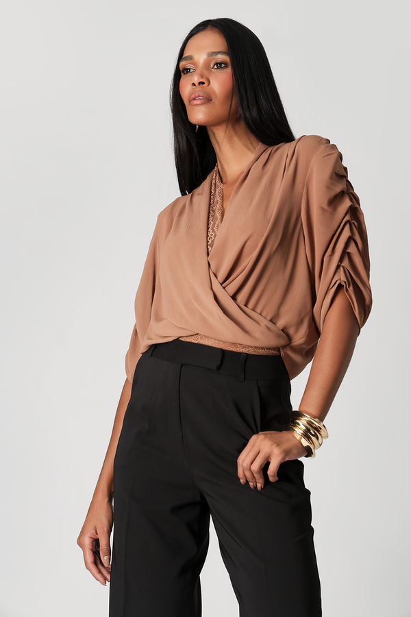 Blusa Cachequer Chiffon Plissado Com Renda