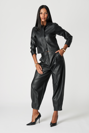 Jaqueta Minimal Em Couro Sintético