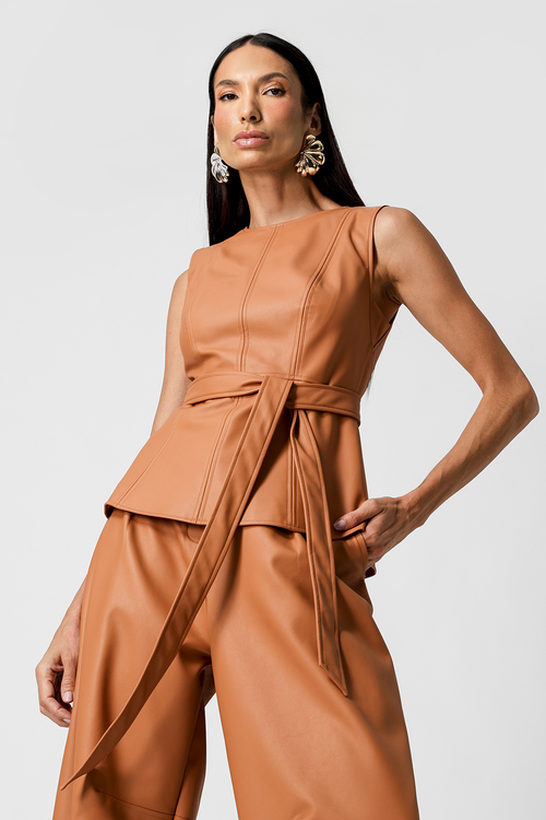 Blusa Peplum em Couro Sintético Com Faixa