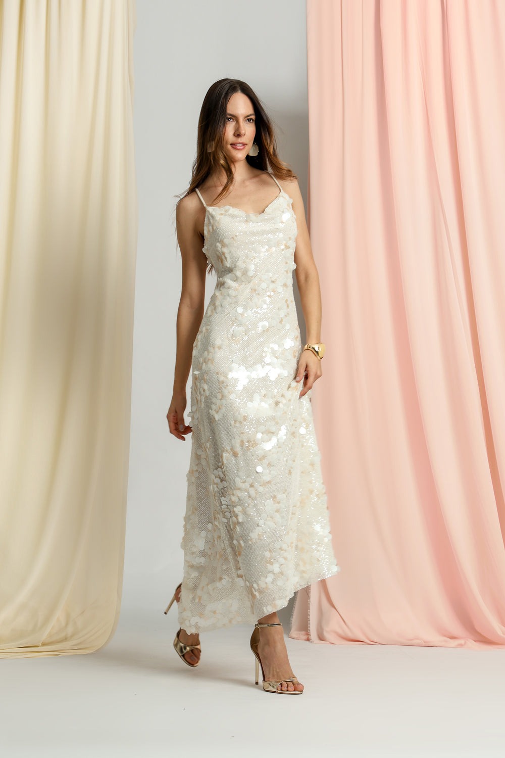 Vestido De Paetê Com Decote Degagê