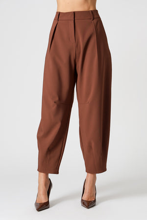 Calça Barrel Com Pregas e Bolsos - TABACO