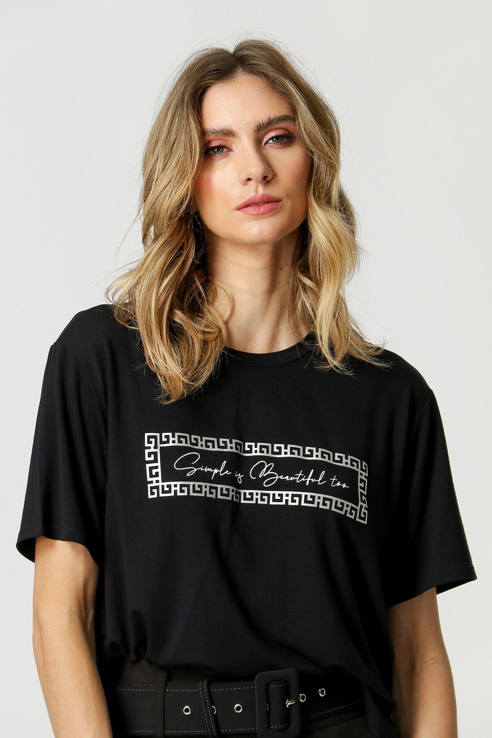 Camiseta con estampado escrito - NEGRA