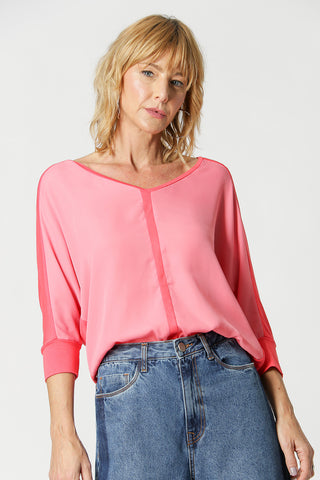 Blusa bicolor con mangas murciélago - CORAL 4