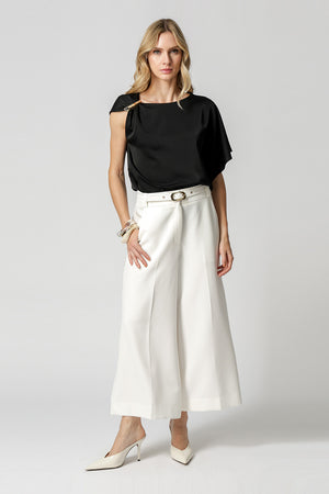 Blusa de Cetim Com Manga Assimétrica - PRETO