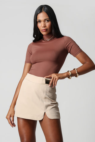 Blusa de cuello alto y manga corta - TABACO