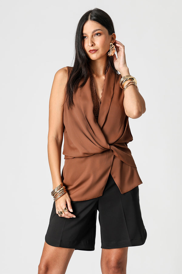 Blusa Peplum Transpassada com Top em Renda