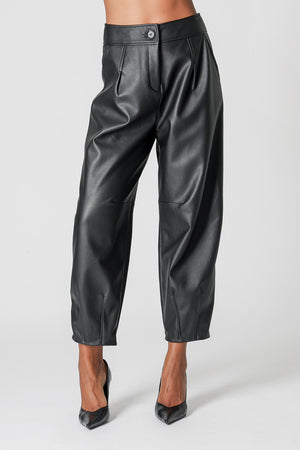 Calça Barrel Em Couro Sintético Com Pences