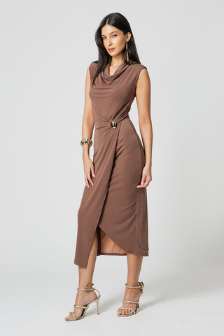 Vestido Transpassado com Acessório - MARROM