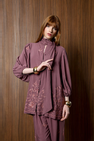Camisa em Viscose Com Faixa e Bordado