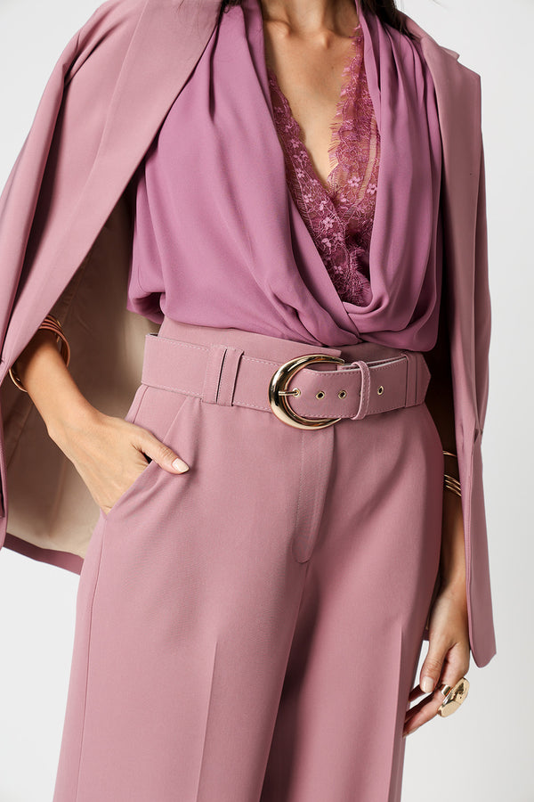 Calça Reta Alfaiataria Com Cinto Dourado