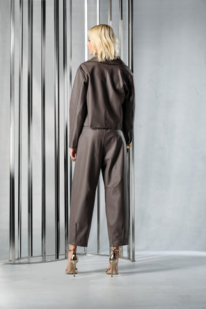 Calça Barrel Em Couro Sintético Com Pences