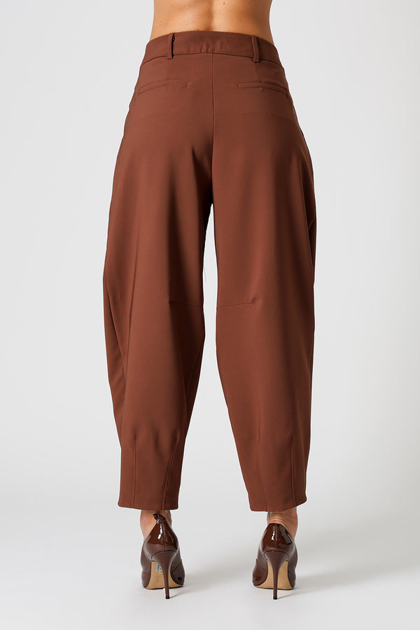 Calça Barrel Com Pregas e Bolsos - TABACO