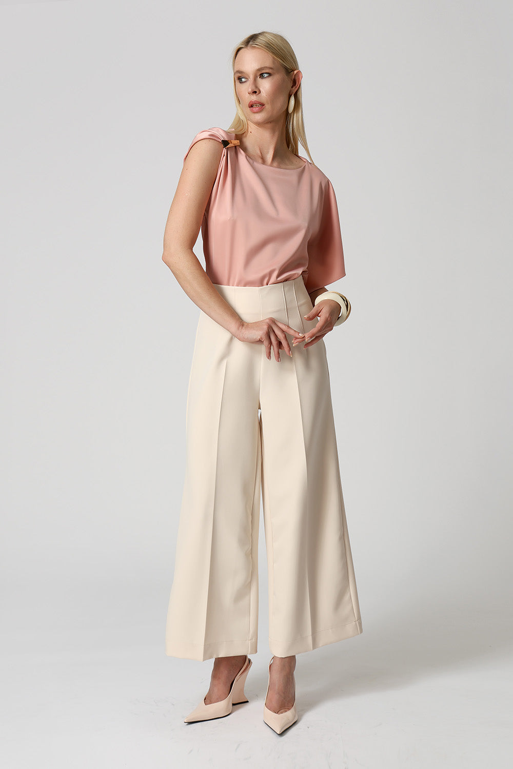 Blusa de Cetim Com Manga Assimétrica - ROSE