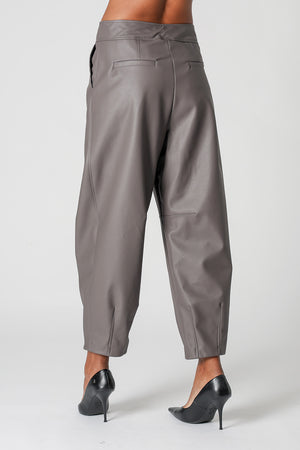 Calça Barrel Em Couro Sintético Com Pences