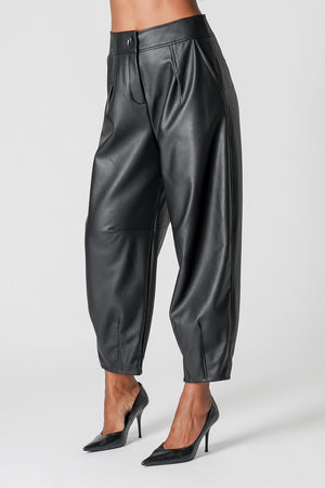 Calça Barrel Em Couro Sintético Com Pences