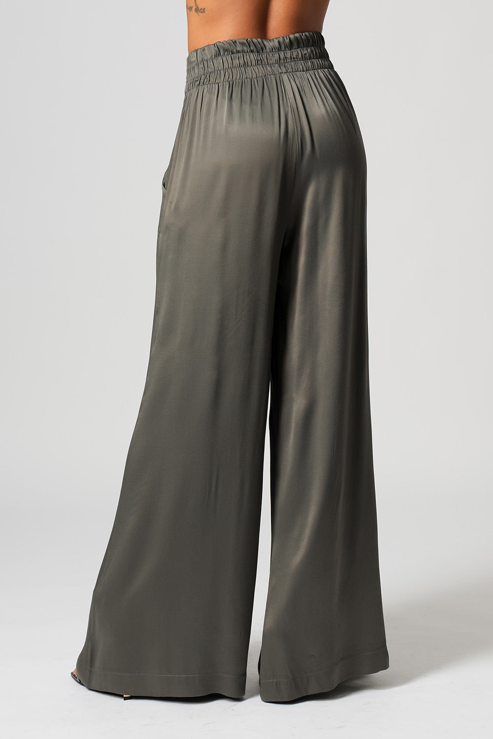 Calça Pantalona Em Cetim - CHUMBO