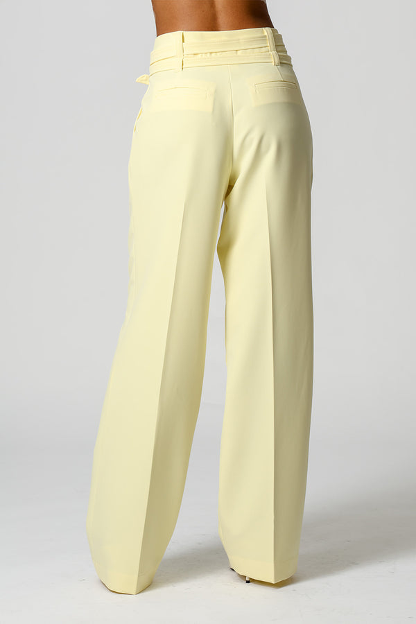 Calça Alfaiataria Com Pregas e Cintos - AMARELO CL