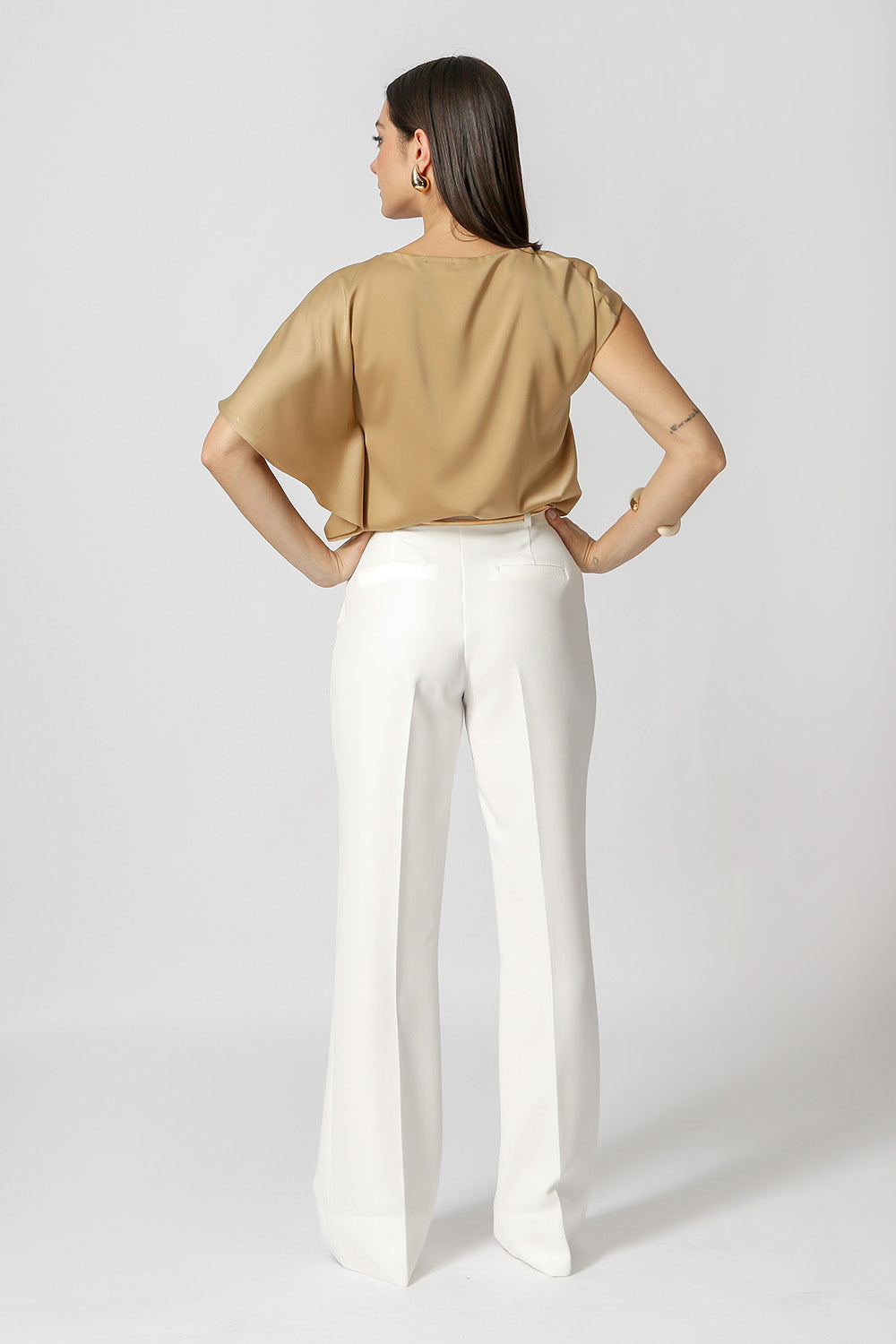 Blusa de Cetim Com Manga Assimétrica - GOLD