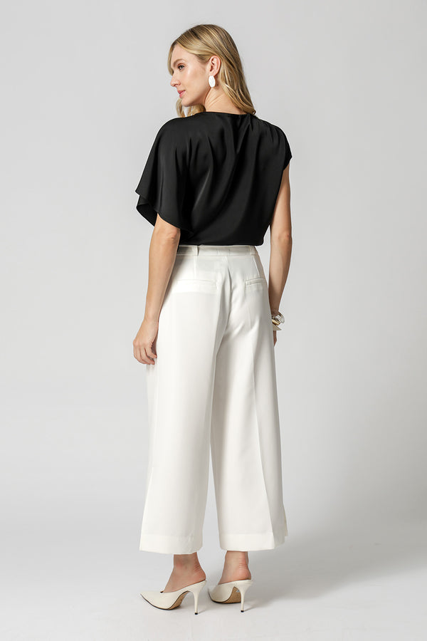 Blusa de Cetim Com Manga Assimétrica - PRETO