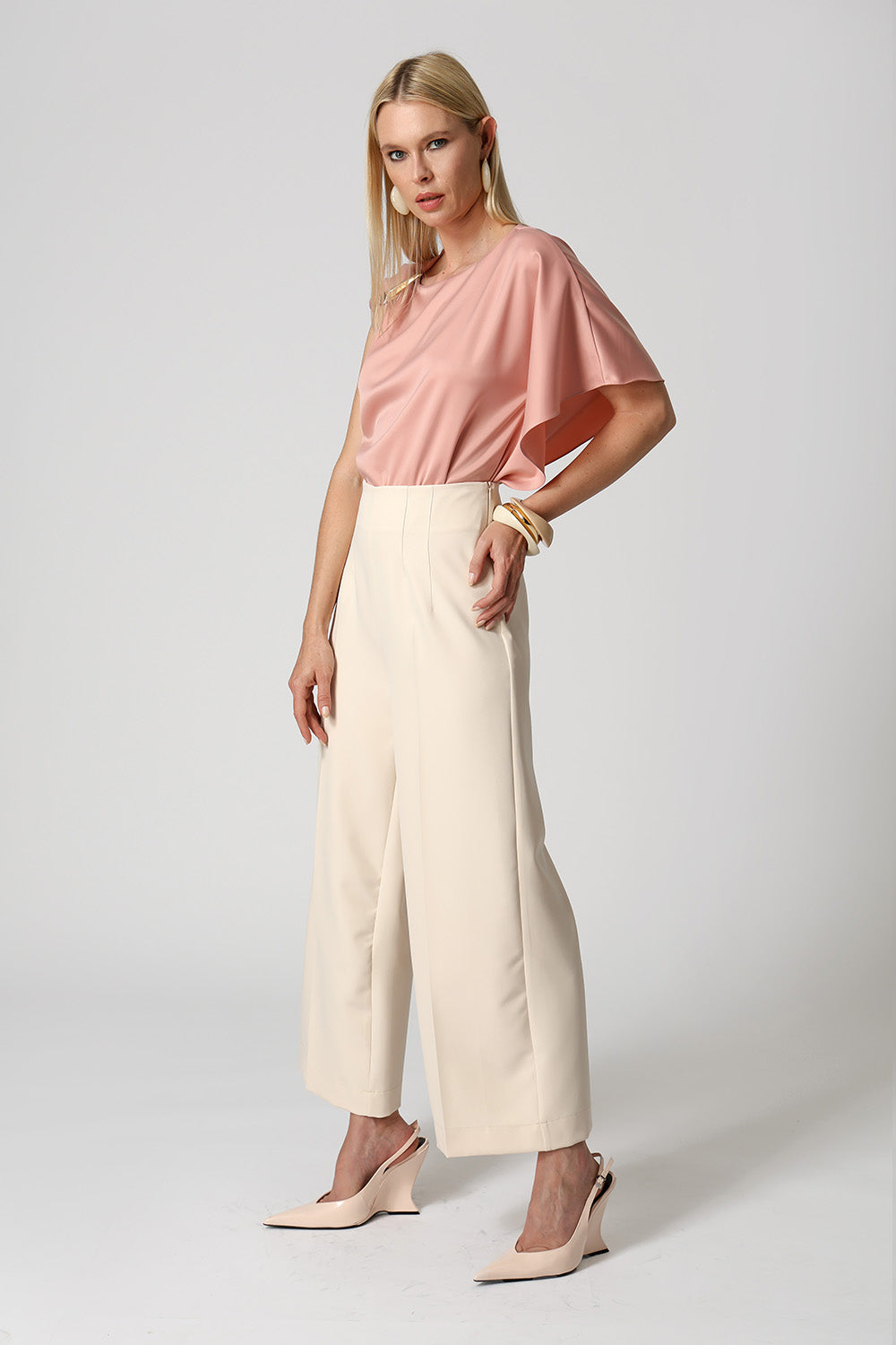 Blusa de Cetim Com Manga Assimétrica - ROSE