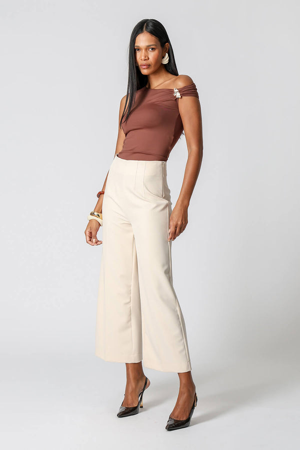 Blusa Decote Assimétrico Com Fivela - TABACO