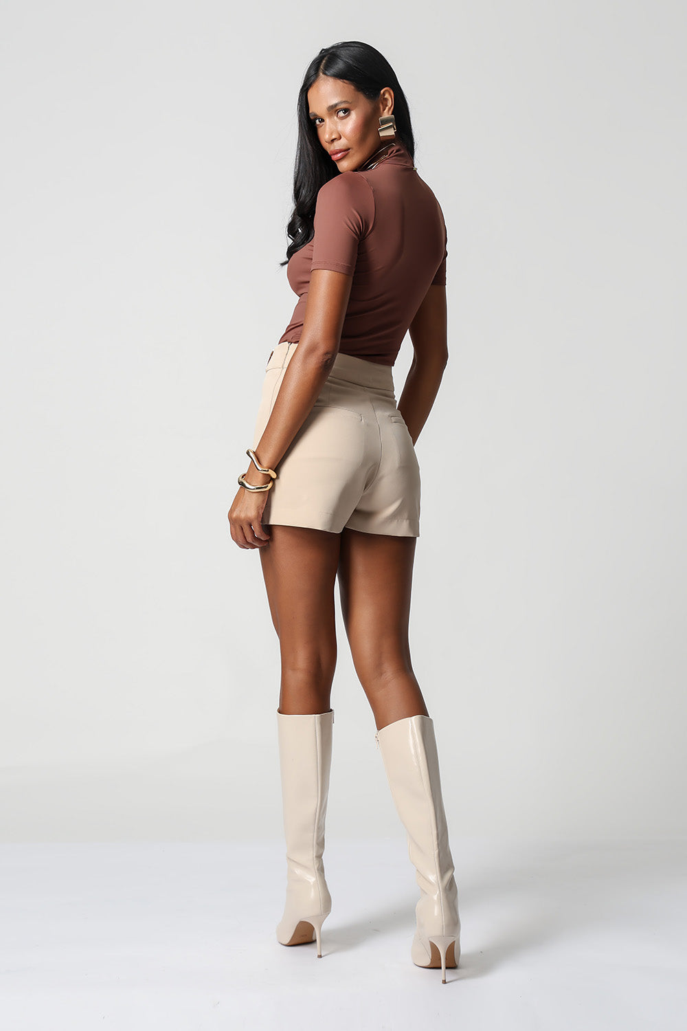 Blusa de cuello alto y manga corta - TABACO