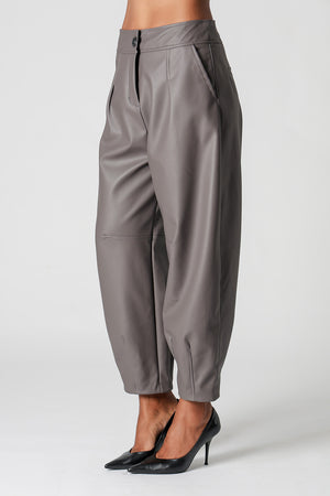 Calça Barrel Em Couro Sintético Com Pences
